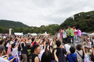 昨年度の餅まきの様子