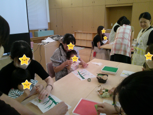 野菜のスタンプをしている様子の画像