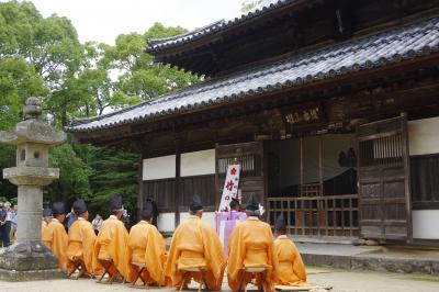 観世音寺での「竹の曲」の奉納の様子