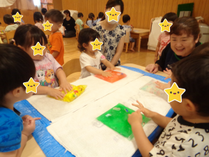 感触遊びをしている写真