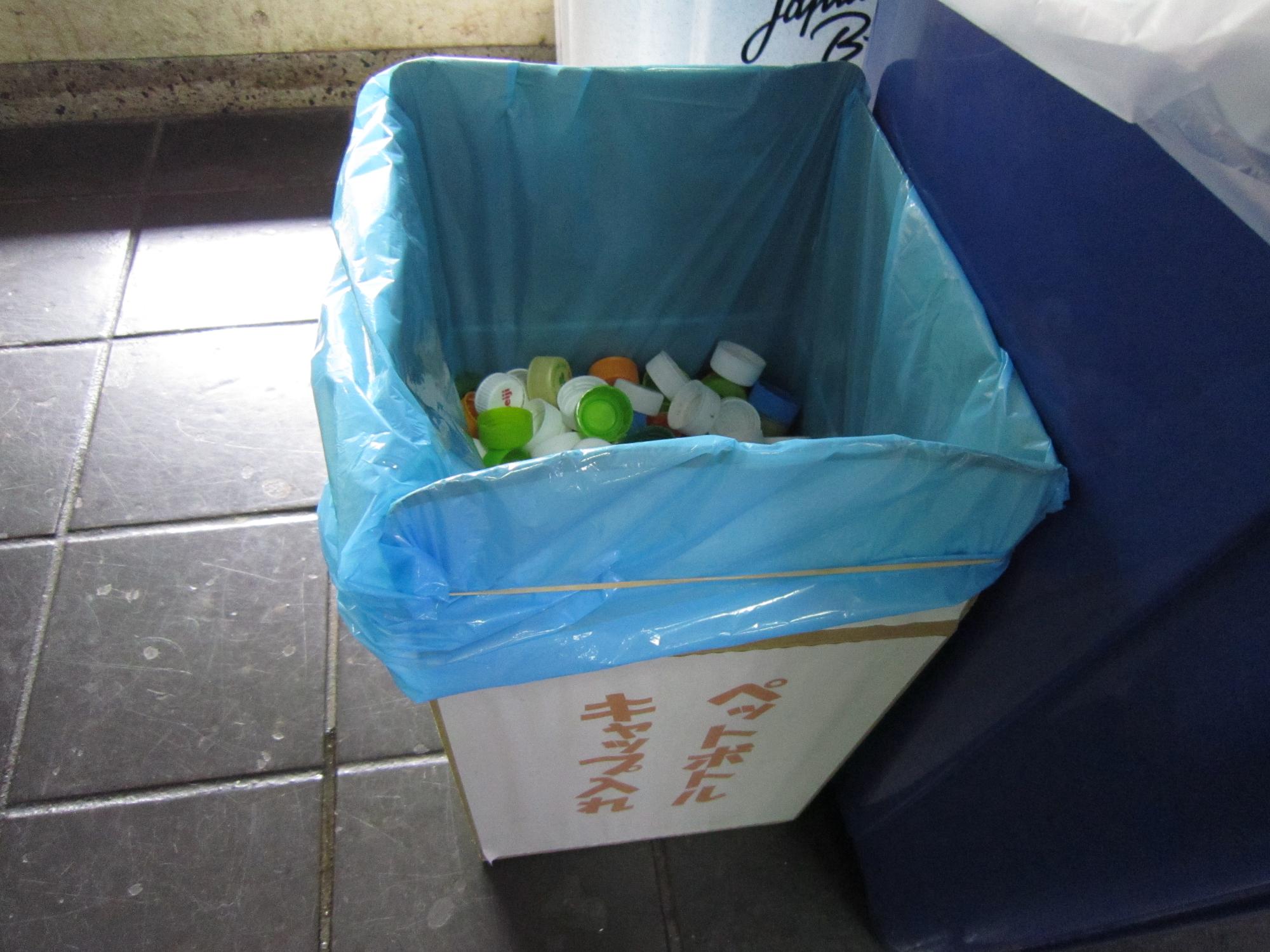 市役所1階に設置したペットボトルキャップ回収箱の写真