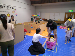 遊具セ遊ぶ親子の画像