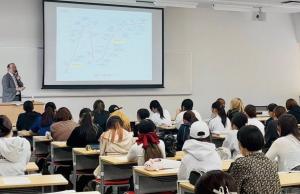 地元短期大学で講話2