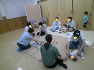 手作りおもちゃで遊ぶ参加者の様子の画像