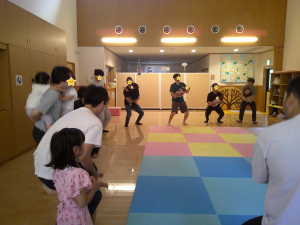 体操をする親子の画像