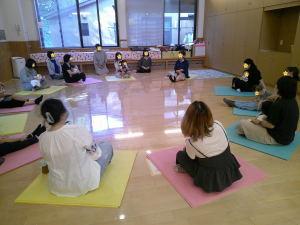 お子さんを膝にのせて円になっている様子の画像