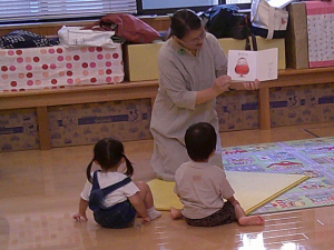 絵本を見る子どもの画像