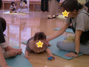 お手玉を触る子供の画像