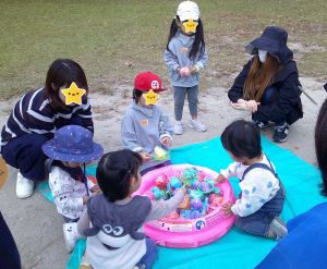 ヨーヨー釣りをする子どもの画像