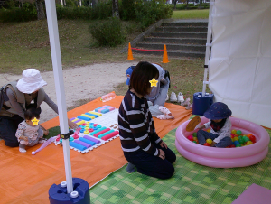 ボールプールで遊ぶ子どもの画像