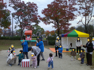 おみこしを見ている親子の画像