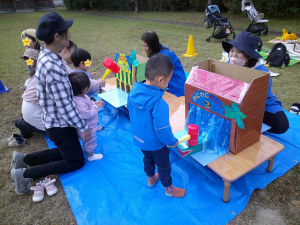 おもちゃで遊ぶ子どもの画像