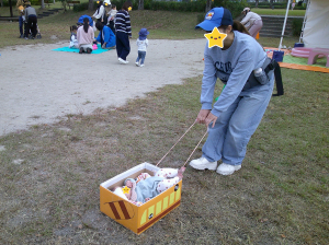 引き車を引く保護者の画像