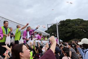 商工会餅まきの様子
