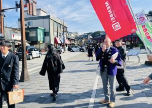 うめんべいを街頭でPR1