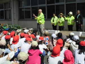 種まきの仕方を説明する様子の写真