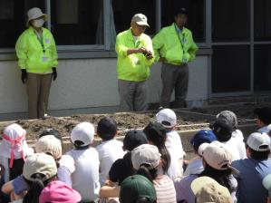 植替えの説明をする様子の写真