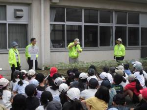 支柱立ての仕方を説明する様子の写真