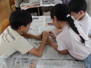 ひまわりの花から種を取り出す様子の写真