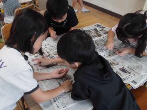 種を数える様子の写真