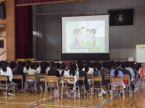 DVDを見る様子の写真