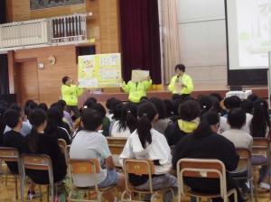 困ったときの相談先を紹介する様子の写真