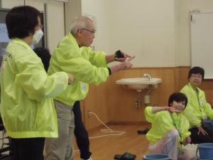 種まきの仕方を説明する様子の写真