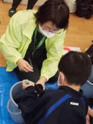 種まきを行う様子の写真