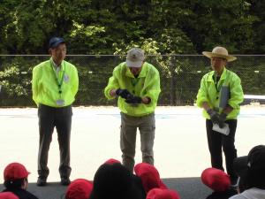 植替えの説明をする様子の写真