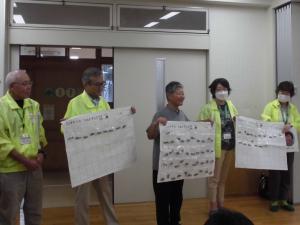 数えた種が張られた模造紙の写真