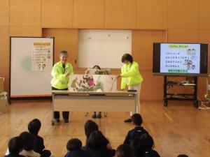 絵本の読み聞かせの様子の写真