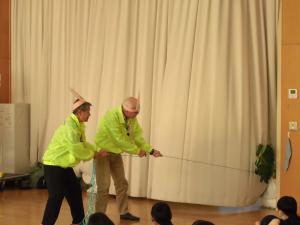 大きな株を引っ張る様子の写真