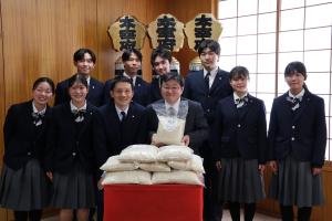 お米寄贈1