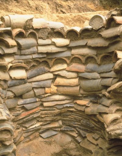 瓦を積み上げた井戸の内部の写真