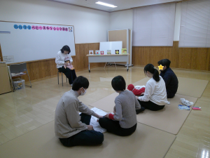 タッチケアをする親子の画像