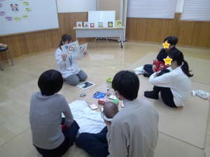 SIDSの話を聞く親子の画像