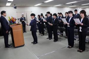 新規採用及び人事異動辞令交付式