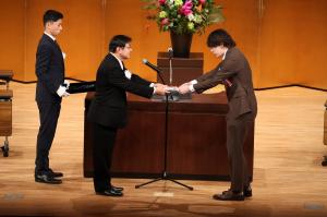 二十歳のつどい記念式典記念品贈呈