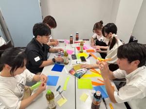 七夕飾りを折り紙で作っている学生