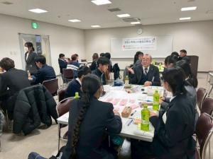 学生と市長が意見交換をしている様子