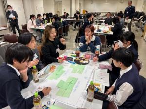 意見交換をする学生たちその１