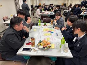 意見交換をする学生たちその２