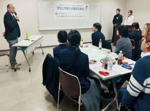 学生に言葉をかける市長