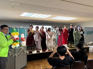 民族衣装ファッションショーの写真