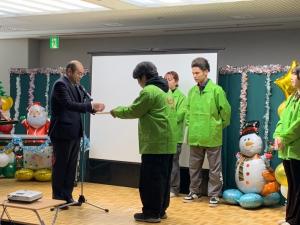 市長から認定証を受け取る学生