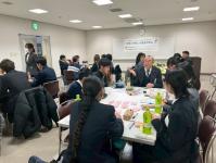 市長と意見交換する学生