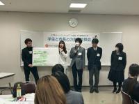 発表する学生