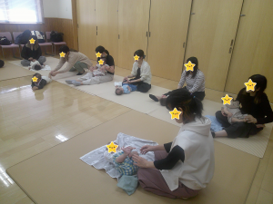 保護者に撫でてもらっている子どもの画像