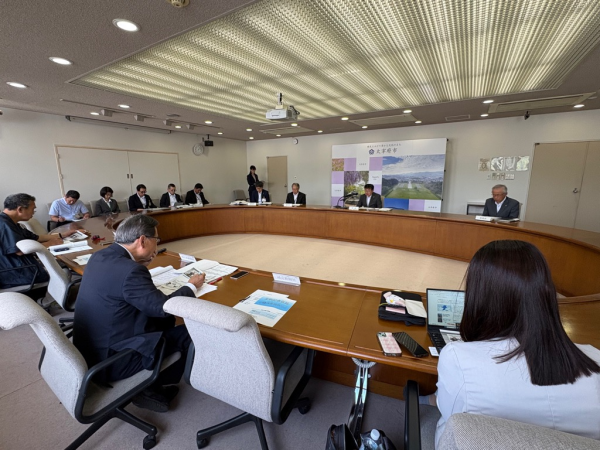 定例記者会見の様子