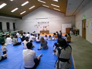 参加者がそろって歌をうたう様子の画像